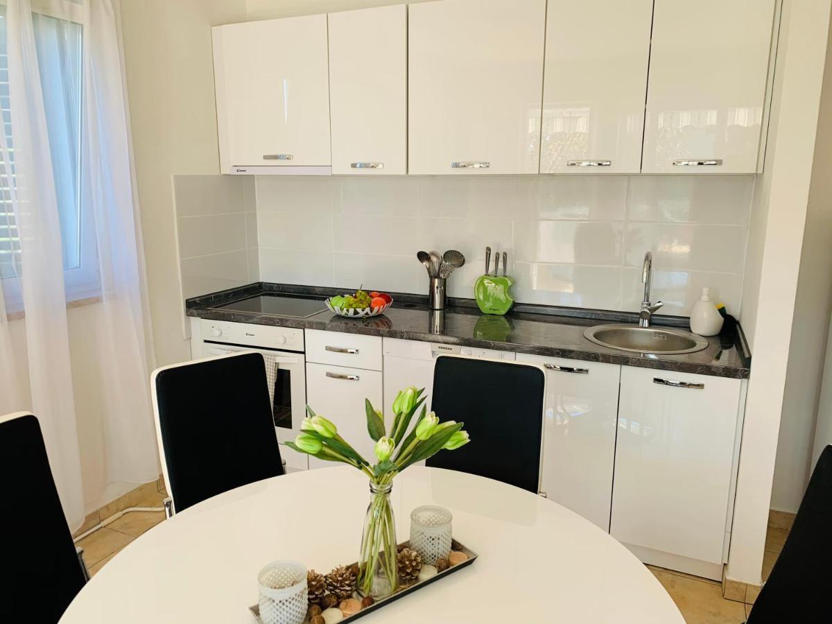 Ivana Apartment With Terrace Novaglia Esterno foto